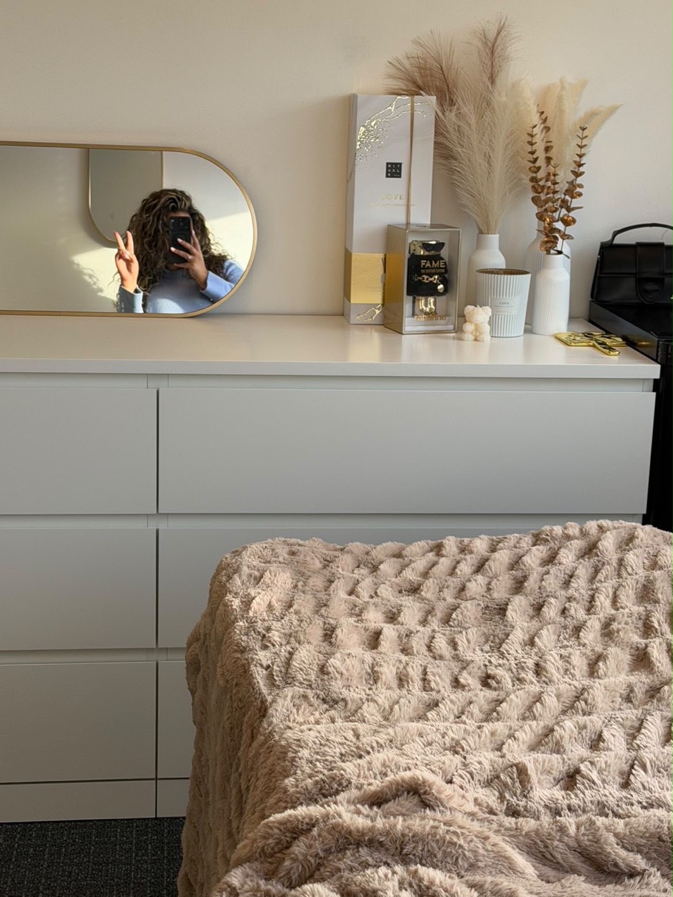 Farah in haar wimperstudio