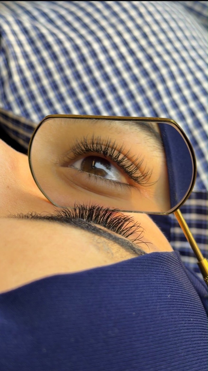 Volume wimperextensions, close-up in spiegel